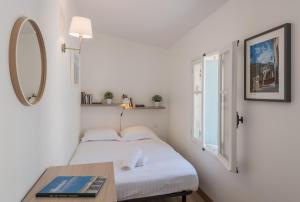 Un pat sau paturi într-o cameră la Les Secrets de Sainte Eulalie - Première Conciergerie