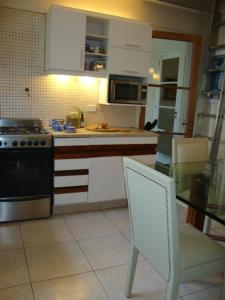 a kitchen with a stove and a counter top at Dormitorios La Lucila Vicente Lopez Sol & Tren in La Lucila