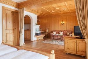 sypialnia z łóżkiem i telewizorem w pokoju w obiekcie Hotel Lärchenhof Natur w mieście Seefeld in Tirol