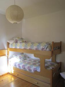Łóżko piętrowe w pokoju z lampką w obiekcie Los Valles 4 w mieście Biescas