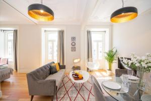 リスボンにあるCosy Marques de Pombal Apartmentのリビングルーム(ソファ、テーブル付)