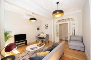 una sala de estar con un sofá y una mesa en Cosy Marques de Pombal Apartment, en Lisboa