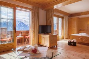 Telewizja i/lub zestaw kina domowego w obiekcie Hotel Lärchenhof Natur