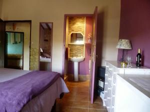 Postel nebo postele na pokoji v ubytování Casa Rural Ubeda - B&B - Pinoso-Alicante