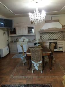 cocina con mesa, sillas y lámpara de araña en Regina Di Girgenti, en Agrigento