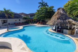Bazén v ubytování Almond Beach Resort at Jaguar Reef nebo v jeho okolí