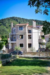 une maison avec une voiture garée devant elle dans l'établissement Kavala Luxury House, à Kavala