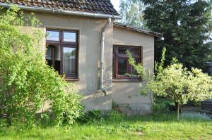 een huis met twee ramen in een tuin bij Ferienhaus Caselow 23 in Bergholz