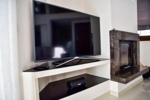 TV a/nebo společenská místnost v ubytování Kavala Luxury House