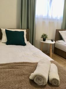 un letto con due asciugamani sopra con una finestra di Apartament 212 a Klikuszowa