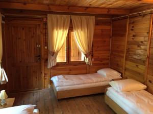 a bedroom with two beds in a room with a window at Ośrodek Wypoczynkowy ,,Relaks-Perła Serpelic'' in Serpelice