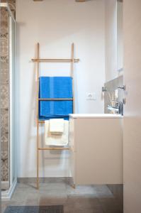 a bathroom with a towel rack next to a sink at Corte la Selva in Drugolo