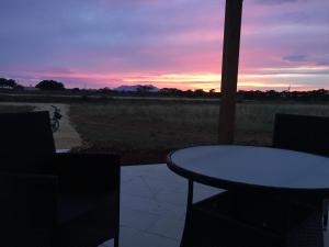 Alba o tramonto visti dall'interno della villa o dai dintorni