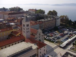 een luchtzicht op een stad met een parkeerplaats bij Borik Apartment Pedic in Zadar