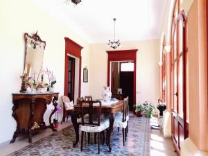 クアルトゥ・サンテーレナにあるB&B Antica Villaのダイニングルーム(テーブル、椅子付)