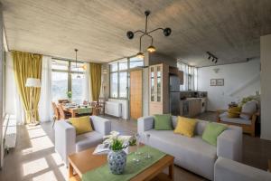 uma sala de estar com um sofá e uma mesa em Anna Boutique Villas em Mixórrouma