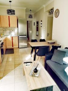 kuchnia i salon z kanapą i stołem w obiekcie Ionian Citizen Apartment w Korfu