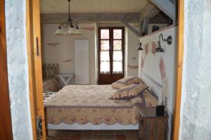 a bedroom with a bed and a window at Ellesmere in Bazens