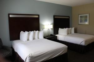 A bed or beds in a room at Horizon Inn & Suites