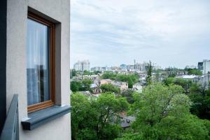 einen Blick auf die Stadt aus dem Fenster eines Gebäudes in der Unterkunft Bolshaya Arnautskaya Apartment in Odessa
