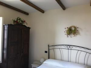 una camera con letto bianco e armadio in legno di Villa CieloMare a Camogli
