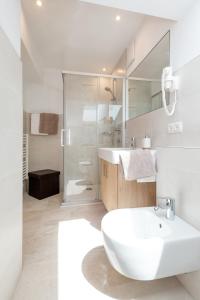 アンテルセルヴァ・ディ・メッツォにあるHuberhofの白いバスルーム(シンク、シャワー付)