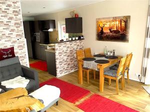 una cucina e un soggiorno con tavolo e sedie di Allgäu-Chalet a Buchloe