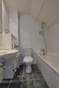 La salle de bains est pourvue de toilettes, d'un lavabo et d'une baignoire. dans l'établissement Timhotel Paris Gare de Lyon, à Paris