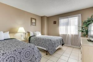 een hotelkamer met twee bedden en een raam bij Scenic Views from the balcony at Ocean Forest Plaza Condos in Myrtle Beach +18 foto's