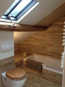 Vonios kambarys apgyvendinimo įstaigoje studio avec terrasse Abbaye d'Aiguevive