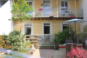 una casa con balcón y patio en Le Logis GOUT - L'Oustal, en Carcassonne