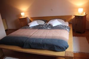 アンダーナッハにあるFerienwohnung-malandersのベッドルーム1室(大型ベッド1台、ナイトスタンド2台付)