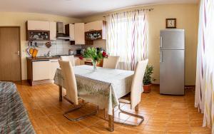 Η κουζίνα ή μικρή κουζίνα στο Gabi's Home #1