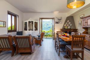 een keuken met een eettafel en stoelen bij Villa Panorama in Oliveto Lario