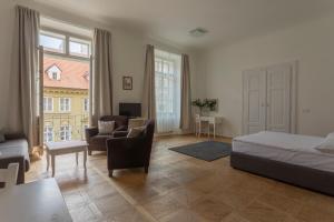 Postel nebo postele na pokoji v ubytování Three Golden Crowns Apartments
