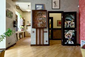 キーウにあるLavra-Arsenal Apartmentのリビングルーム(壁に絵画が飾られた開放ドア付)