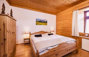 Un dormitorio con una cama en una habitación de madera. en Landhaus Feischl, en Piesendorf 20 fotos más
