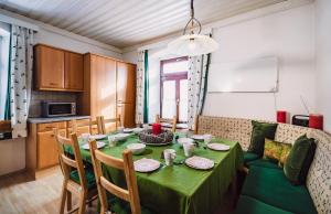 mesa de comedor con mantel verde en Landhaus Feischl, en Piesendorf