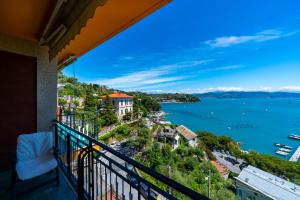 - un balcon avec vue sur l'eau dans l'établissement Panoramica, à Portovenere