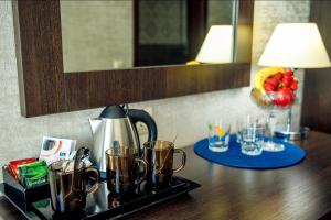 ゲレンジークにあるБутик-отель Астерияのコーヒーポットとテーブルの上にグラスを用意したトレイ