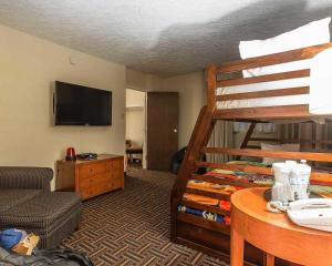 una habitación de hotel con una litera y una sala de estar en Wyndham Garden Medicine Hat Conference Center, en Medicine Hat