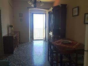 a dining room with a table and a door leading to a doorway at Case Vacanze Tra Mare e Monti "Da Nora" in Crucoli