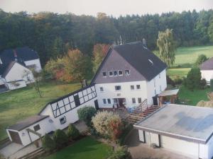 eine Luftansicht eines großen weißen Hauses in der Unterkunft Ferienwohnung Weserberglandblick in Hameln