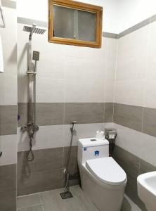 y baño con aseo y lavamanos. en Le Thanh Hotel en Hai Phong