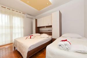 Tempat tidur dalam kamar di Apartmani Šarić