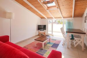 uma sala de estar com um sofá vermelho e uma mesa em Kasinn Apart Hotel em Kas