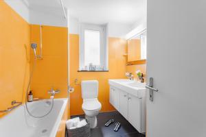 蘇黎世的住宿－Swiss Star Zurich University - Self Check-In，浴室配有卫生间、浴缸和水槽。