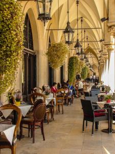 Reštaurácia alebo iné gastronomické zariadenie v ubytovaní Sky Apartments - Łagiewniki