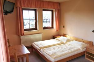 Posteľ alebo postele v izbe v ubytovaní Schneeberg Apartmany