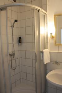 a bathroom with a shower and a sink at Hotel City Kräme am Römer - Self Check In in Frankfurt